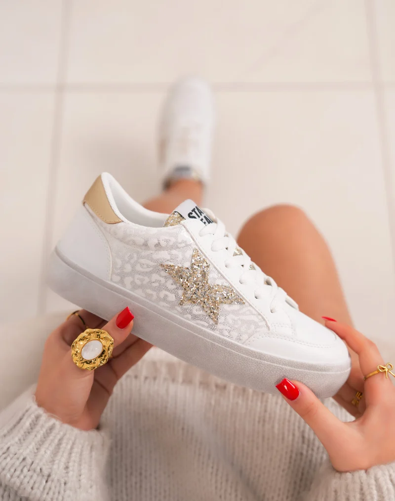 Baskets femme blanches élégantes avec étoiles pailletées et détails dorés