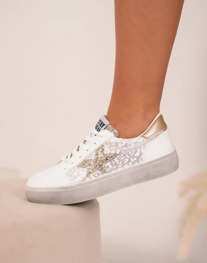 Baskets femme blanches élégantes avec étoiles pailletées et détails dorés