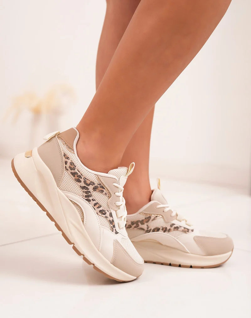 Baskets femme beige tendance avec imprimé léopard et détails dorés