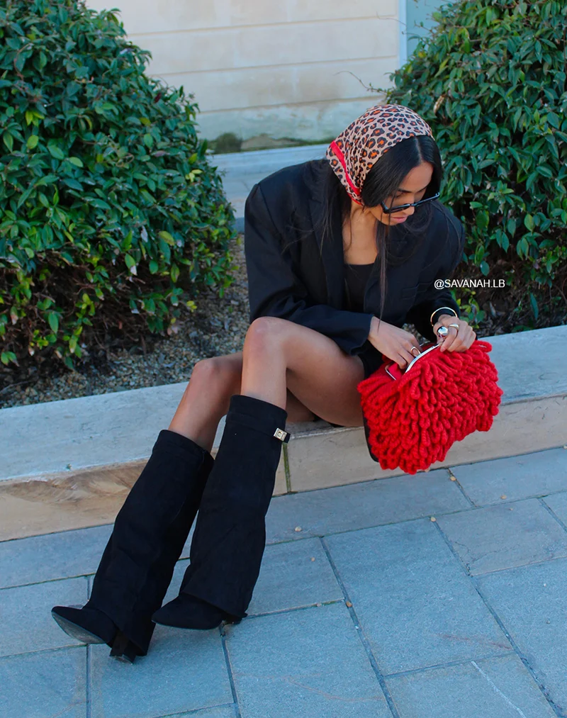 Bottes femme noires en suédine à revers et talon carré élégant