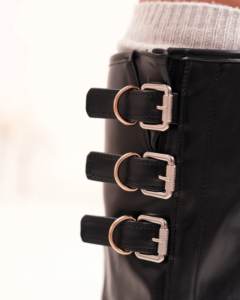 Bottes femme noires à revers avec boucles dorées et semelle crantée