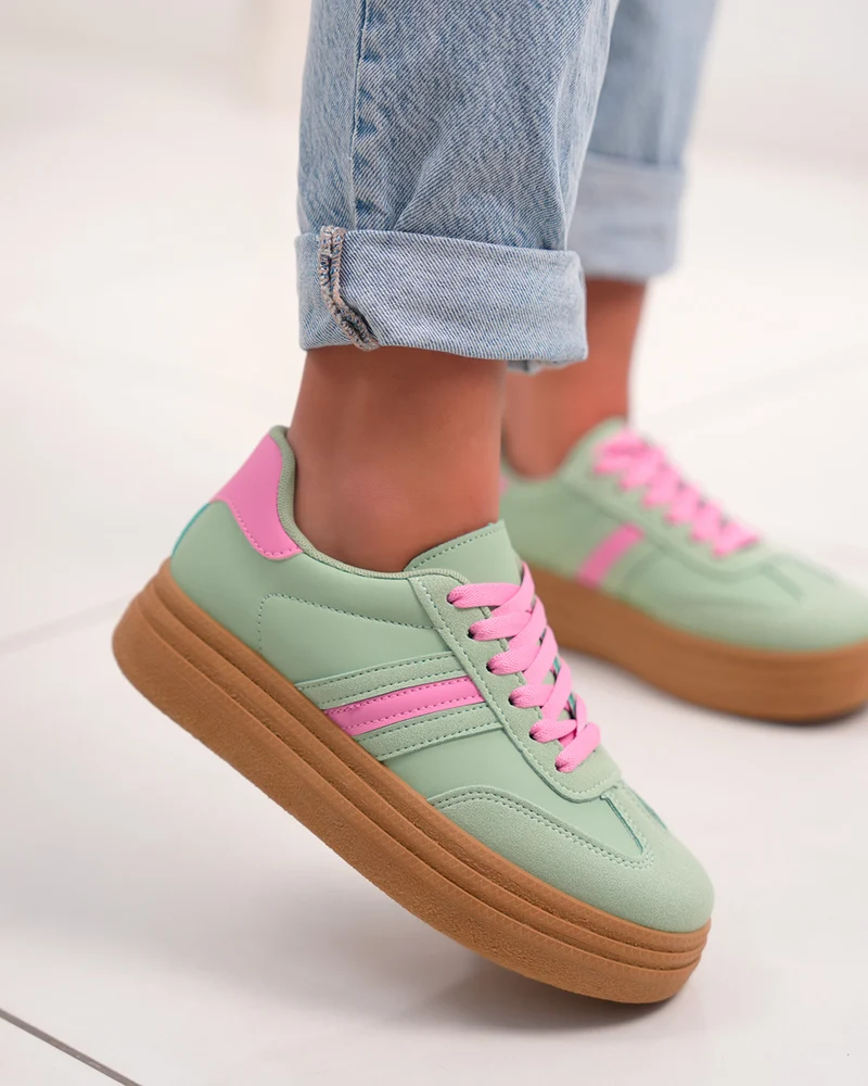 Basket femme verte pastel avec détails roses et plateforme marron moderne