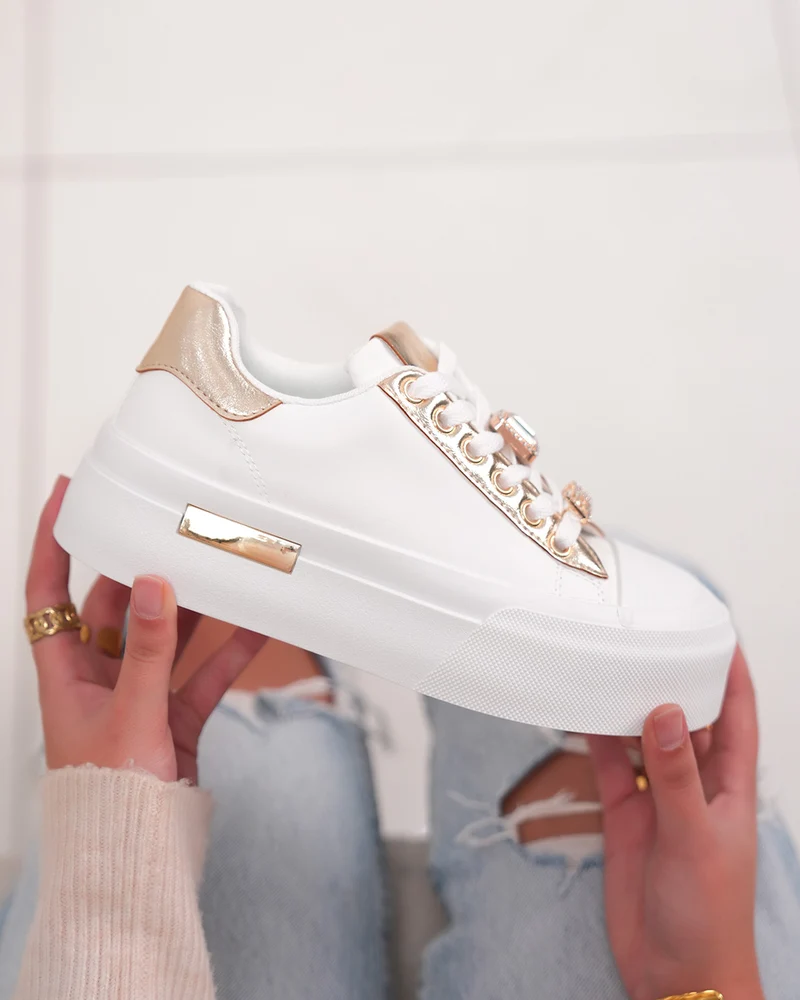 Basket femme blanche chic avec détails dorés et strass élégants