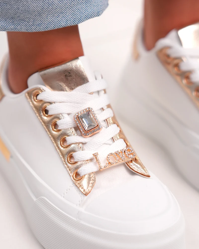 Basket femme blanche chic avec détails dorés et strass élégants