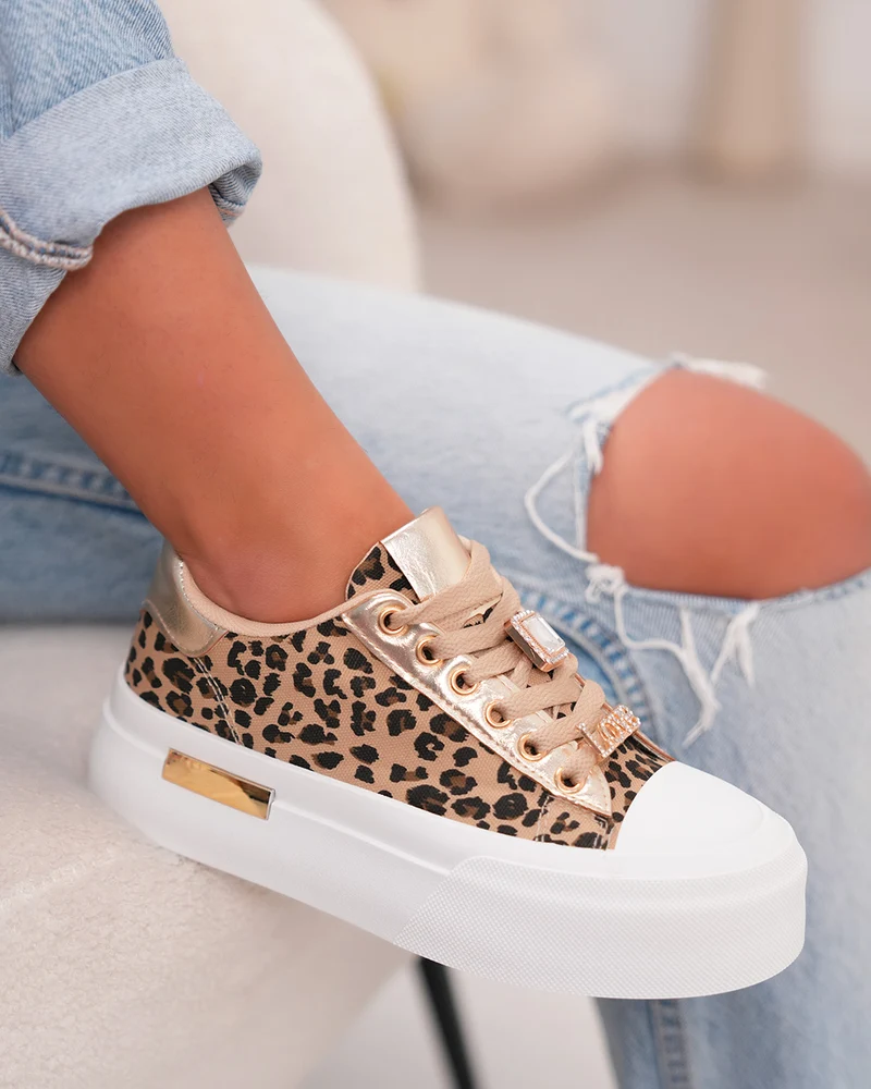 Basket femme léopard chic avec détails dorés et plateforme tendance