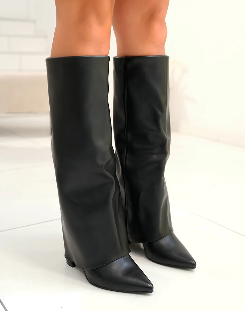 Bottes noires repliées à bout pointus