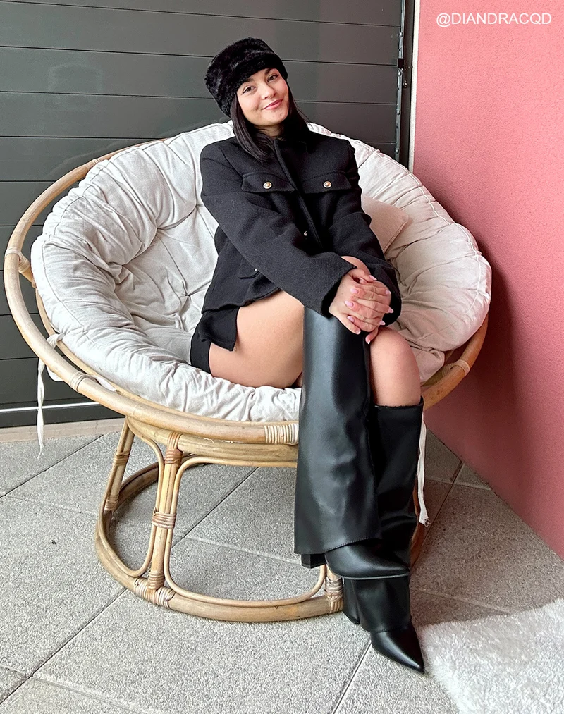 Bottes noires repliées à bout pointus