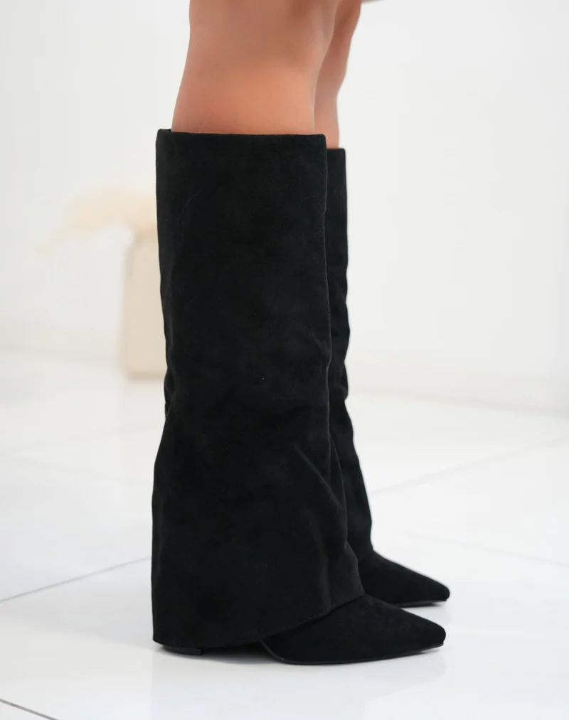 Bottes en suédines noires repliées à bout pointus