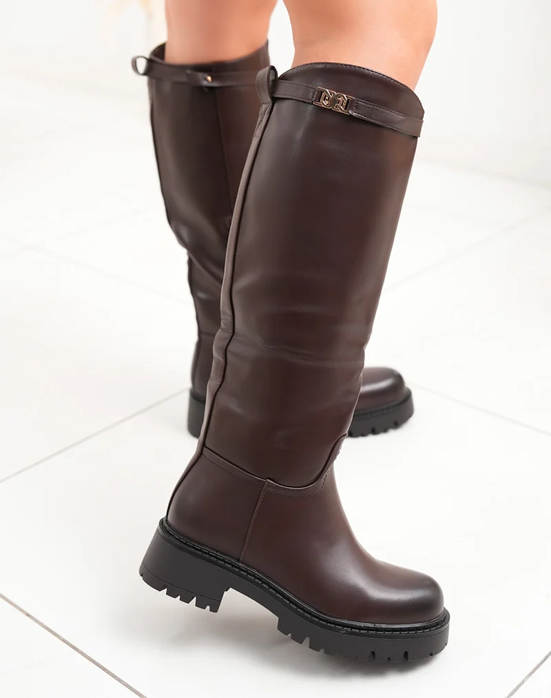 Bottes marron à semelle crantée et lanière à boucle dorée