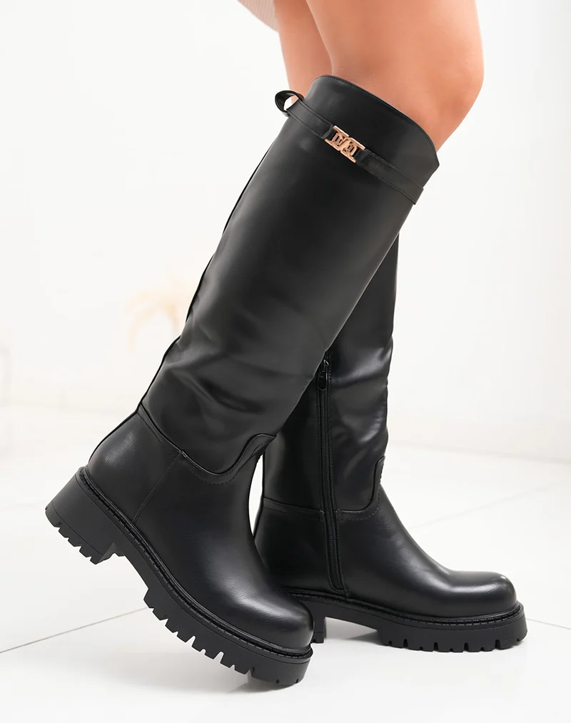 Bottes noires à semelle crantée et lanière à boucle dorée