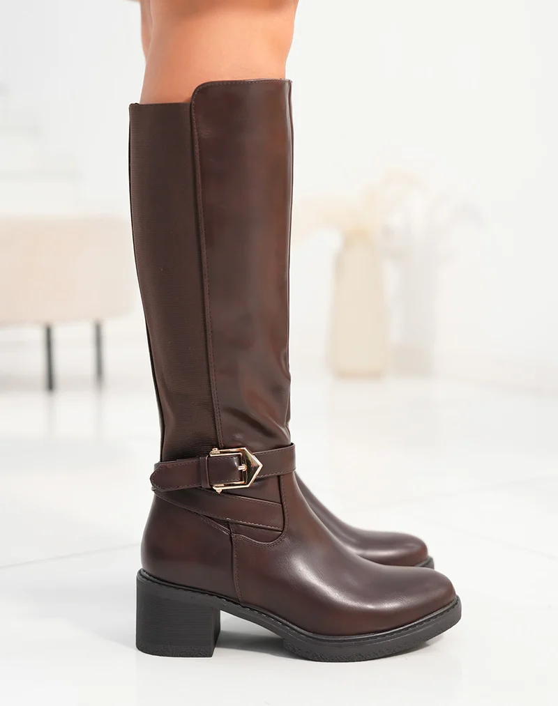 Bottes femme marron avec talon moyen et double sangle décorative dorée