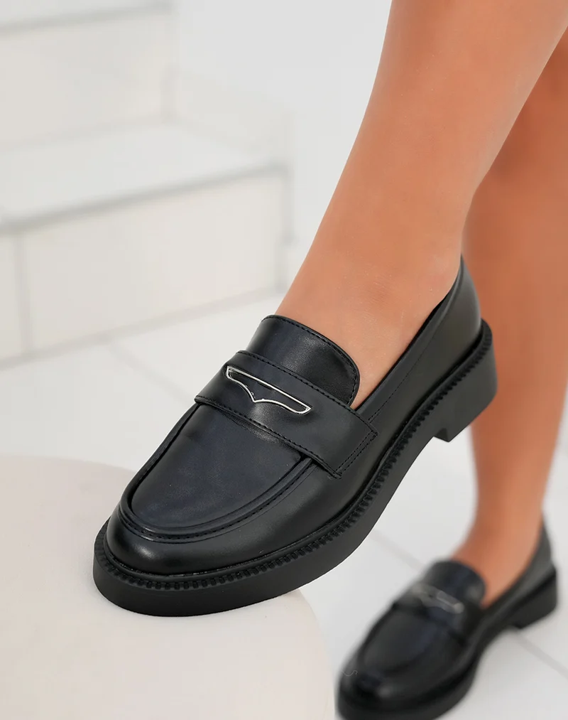 Mocassin femme noir avec semelle lisse et détail argenté