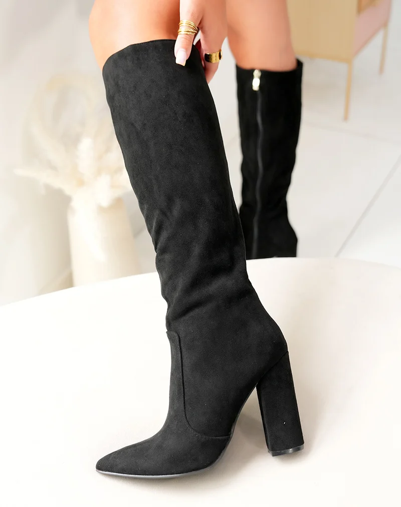 Bottes en suédine noire à bout pointu et à talon