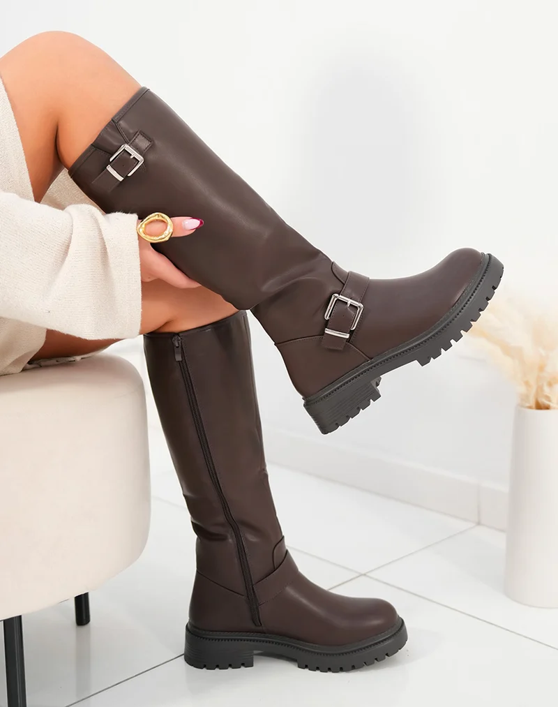 Bottes femme marron à lanières avec boucles argentées et semelle crantée robustes et tendance