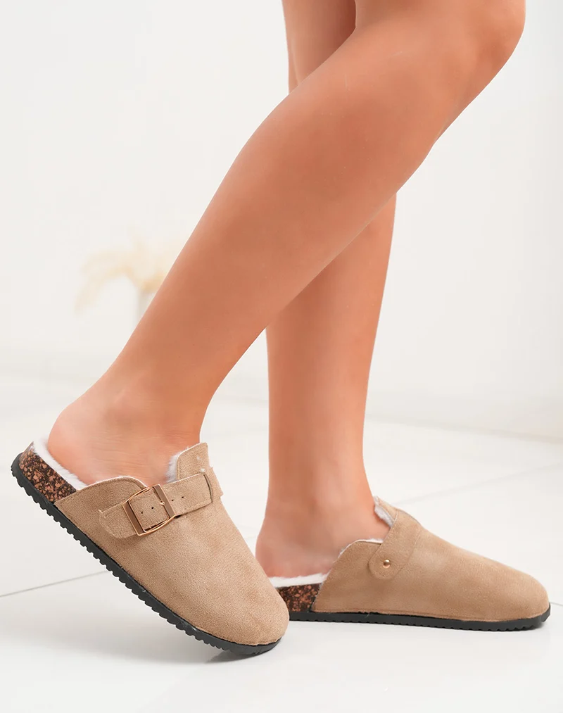 Mules femme taupe en suédine fourrée avec boucle dorée