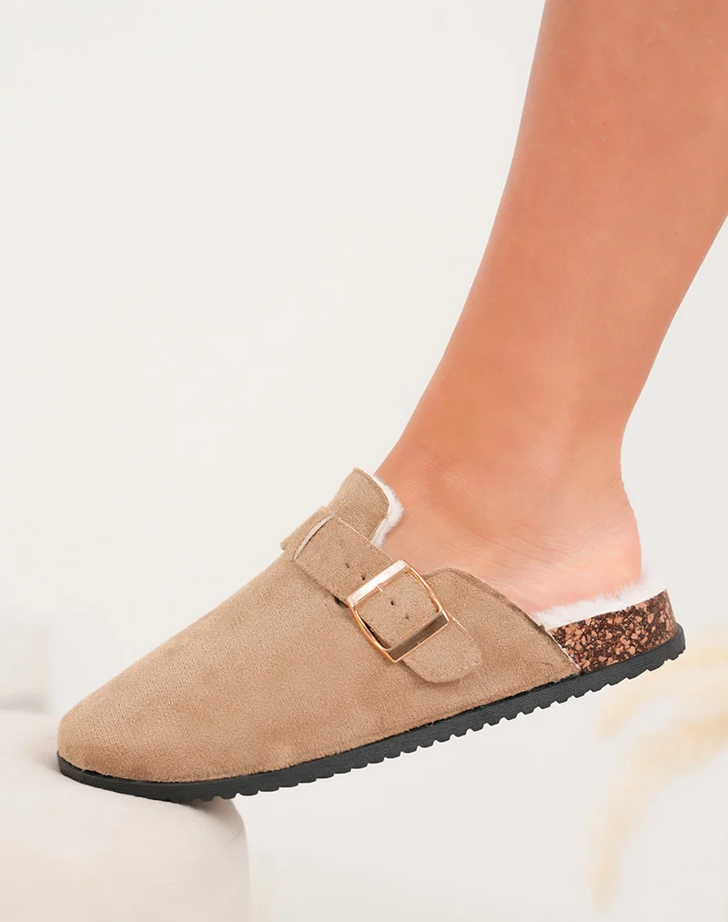 Mules femme taupe en suédine fourrée avec boucle dorée
