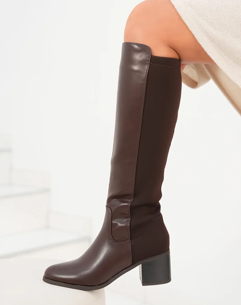 Bottes femme marron à talon moyen avec élastique et bout rond confort et élégance