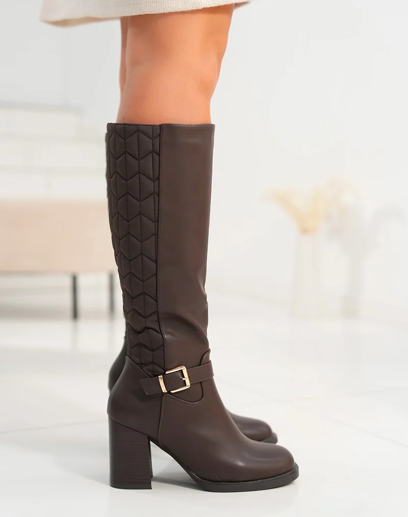 Bottes femme marron à talon haut avec effet matelassé et boucle dorée chic et élégantes