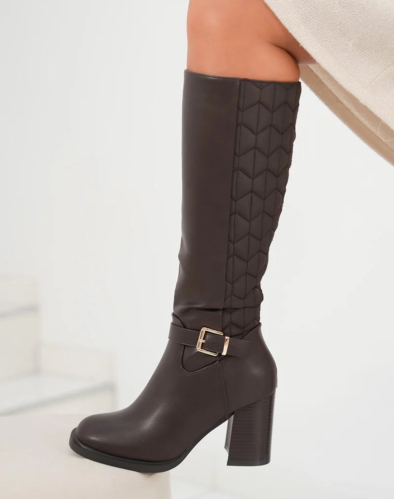 Bottes femme marron à talon haut avec effet matelassé et boucle dorée chic et élégantes