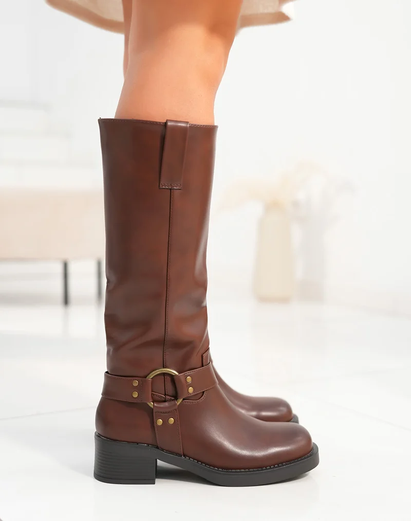 Bottes femme marron style motard avec boucle et détails cloutés dorés