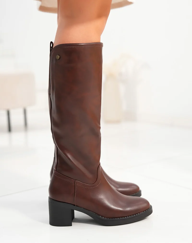 Bottes femme marron basiques avec talon moyen et tige élastiquée