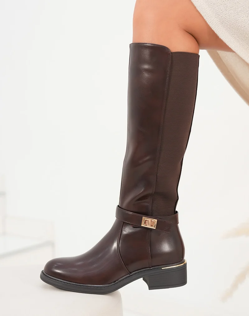 Bottes femme marron élégantes avec petit talon et détails dorés