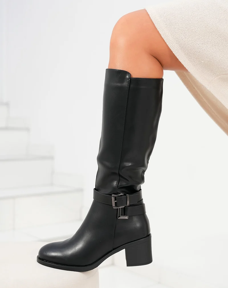 Bottes femme noires avec talon moyen et double sangles décoratives argentées