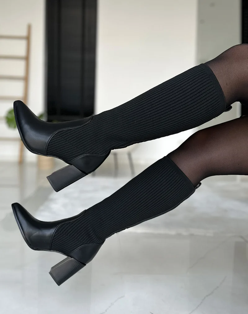 Bottes noires à talon et tige élastique avec bout pointu