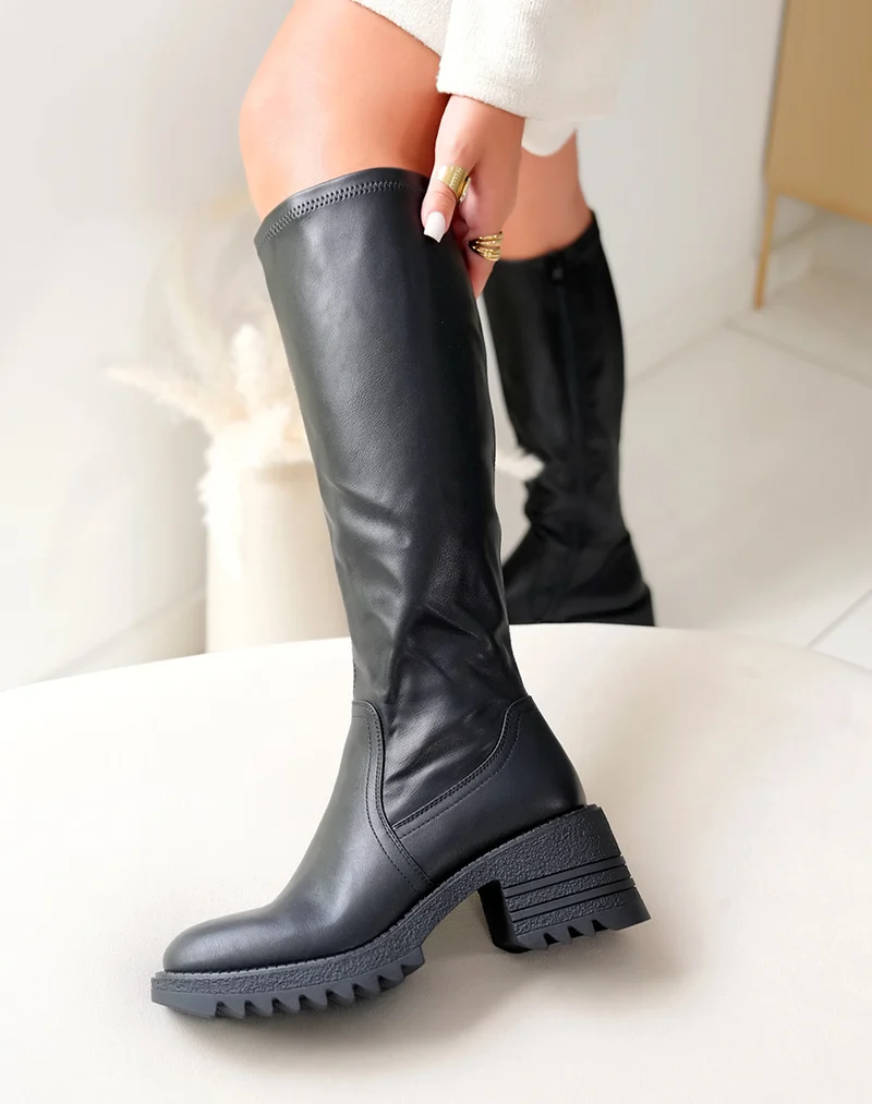 Bottes noires à bout carré et talon épais à semelle crantée