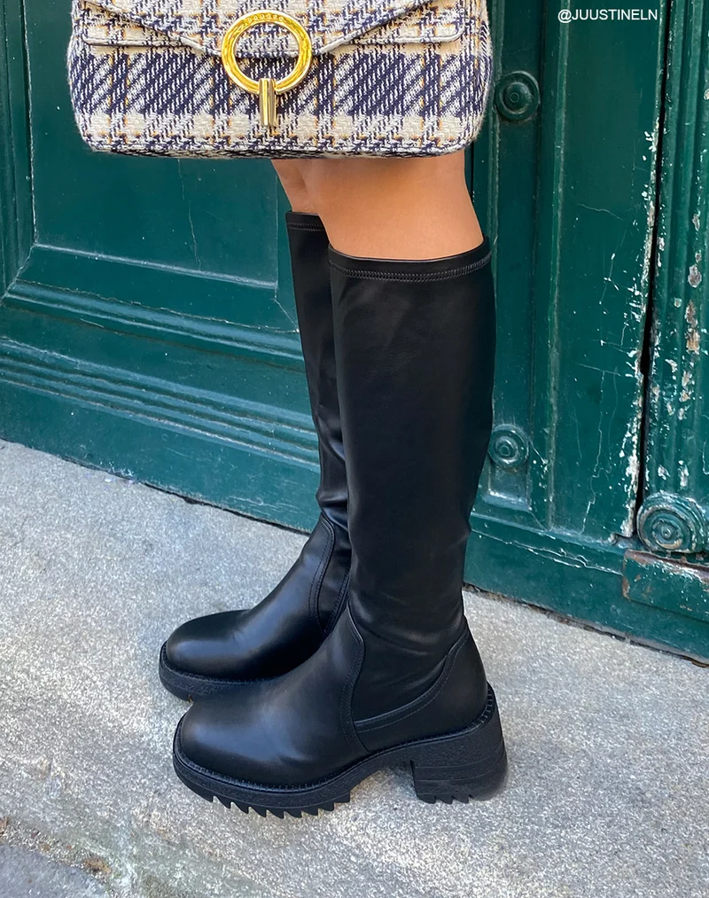 Bottes noires à bout carré et talon épais à semelle crantée