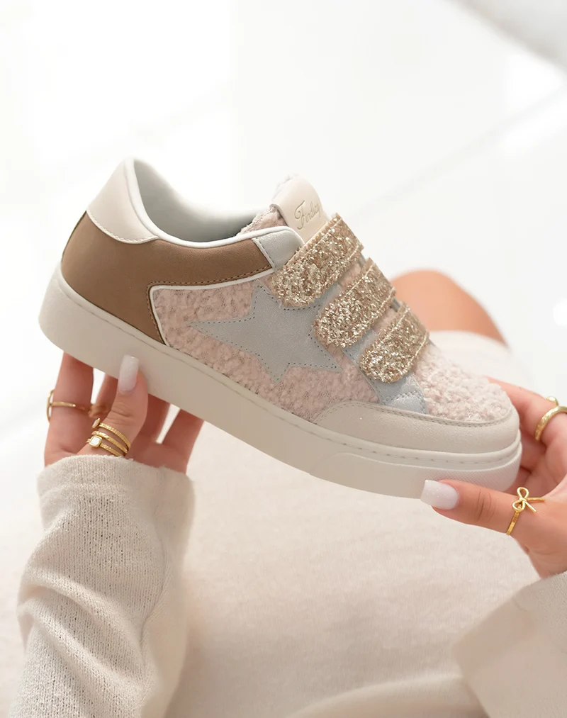 Basket femme effet moumoute beige avec scratchs dorés pailletés