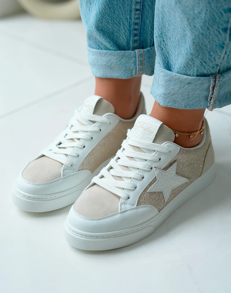 Baskets femme beige clair effet daim avec empiècements blancs et dorés pailletés