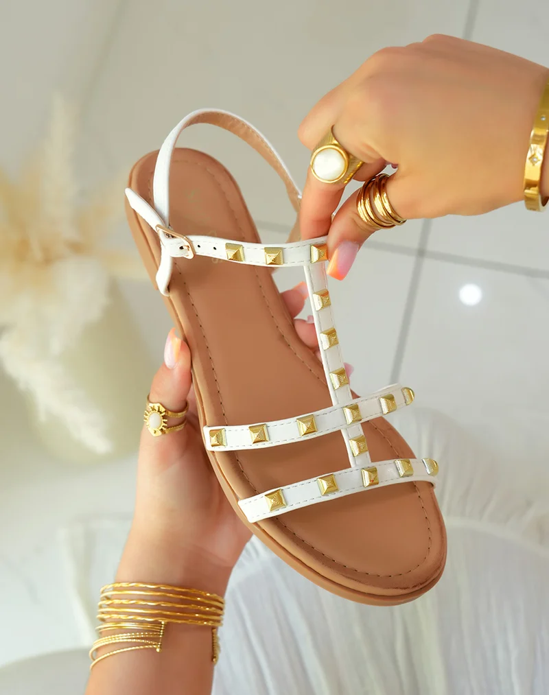 Sandales femme blanches ornées de bijoux dorés pour une touche d'élégance