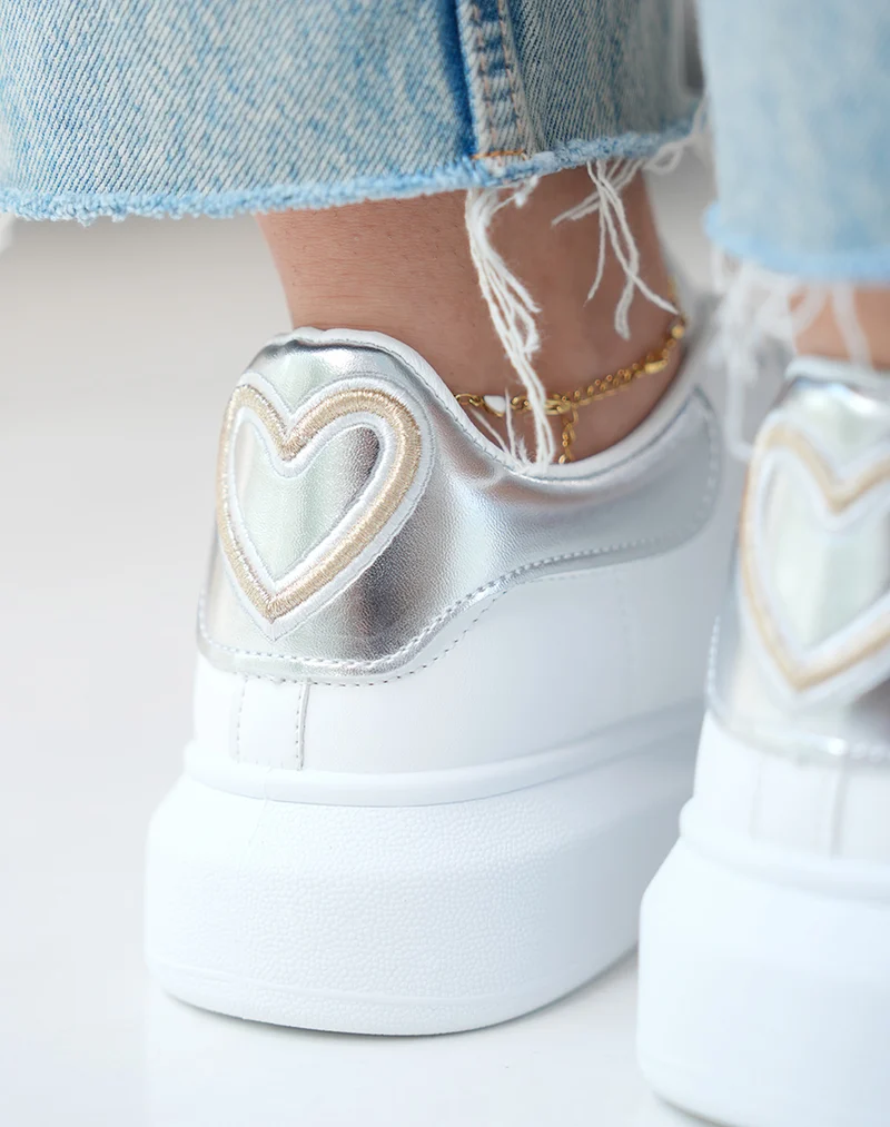 Baskets femme blanches tendance avec empiècement argenté irisé et détail doré