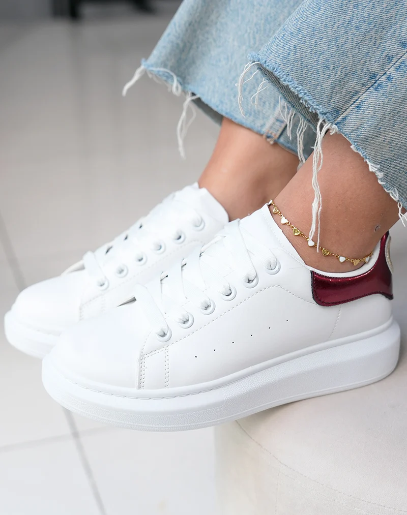 Baskets femme blanches tendance avec empiècement bordeaux irisé et détail doré