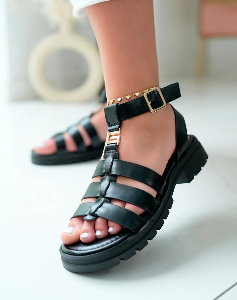 Sandales femme noires à triple bride avec détails dorés et semelle crantée