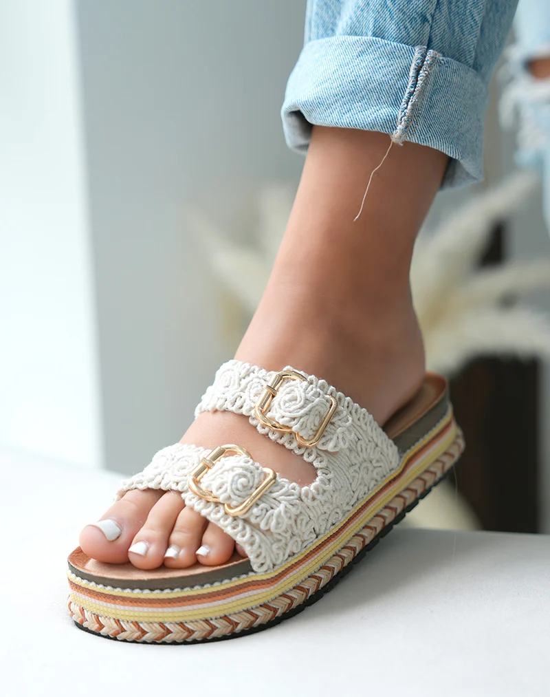 Mules Beige Brodées à Double Sangle et Plateforme Aztèque – Sophistication