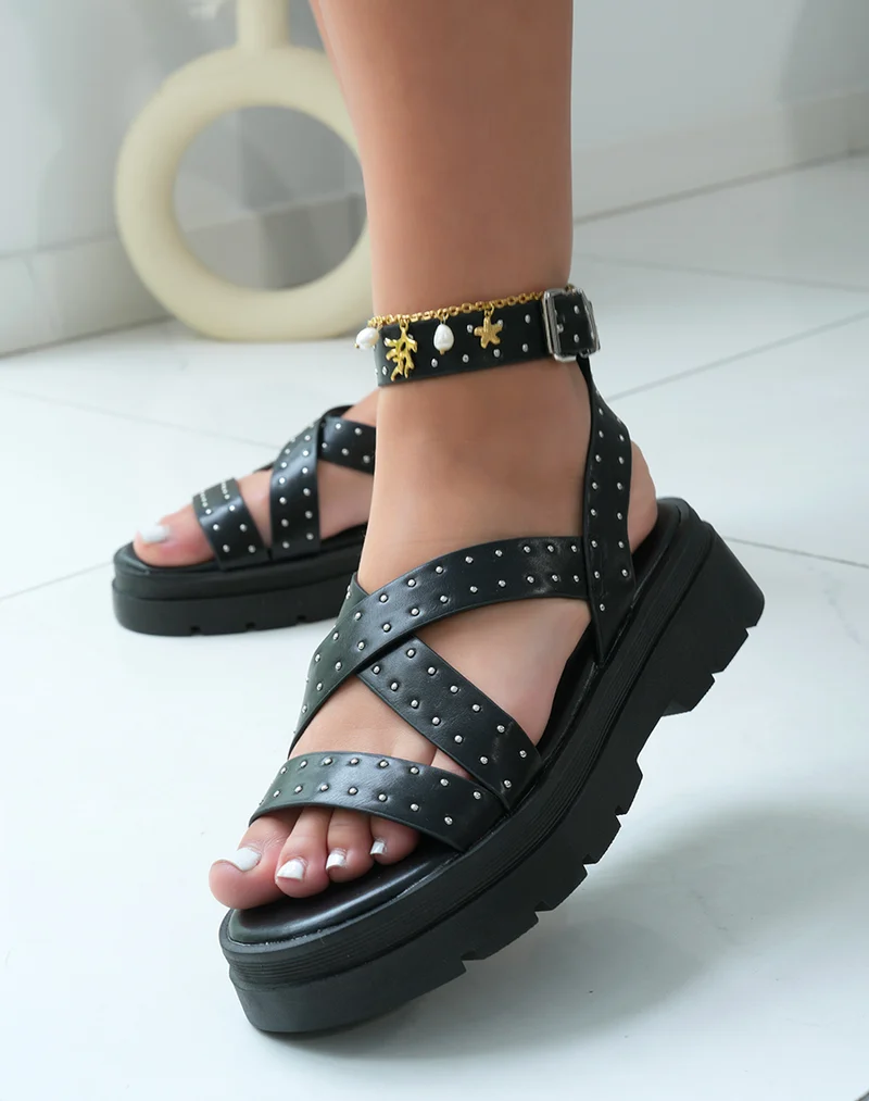 Sandales femme noires tendance avec semelle épaisse crantée et brides cloutées