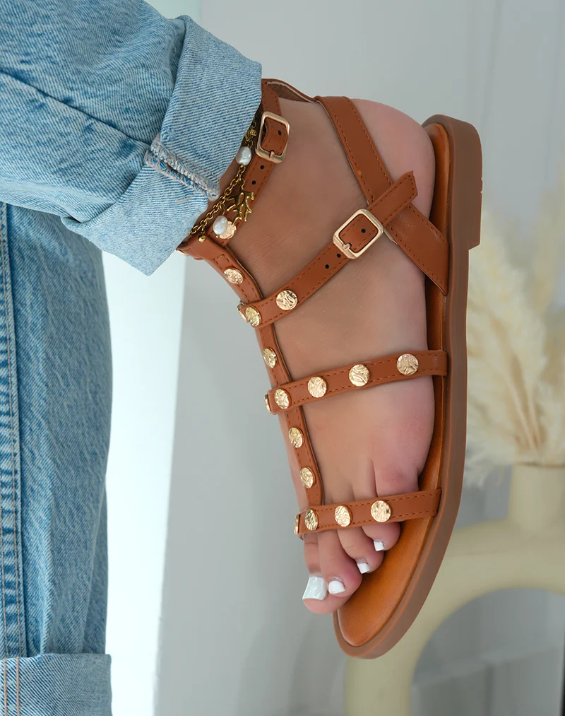 Nu-pieds femme camel tendance à multiples brides cloutées et semelle plate