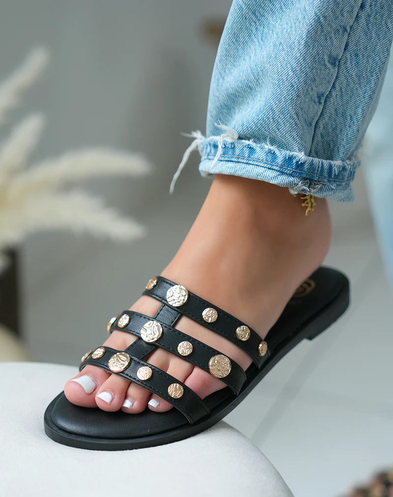 Mules plates femme noires élégantes à triples brides avec bijoux dorés