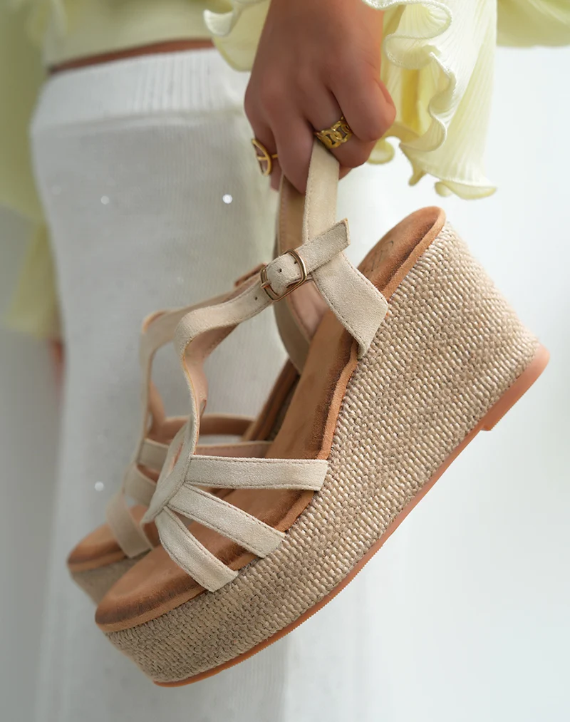 Sandales compensées femme en suédine beige à multiples brides et lanière ajustable