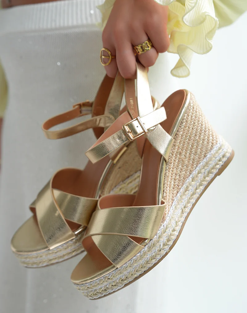 Sandales compensées femme en corde avec détails dorés et blancs
