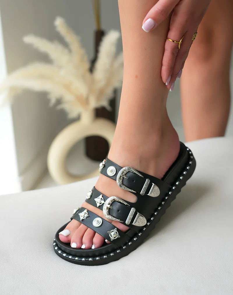 Mules Femme Noires Cloutées avec Triple Brides Bijoux Argentées et Plateforme Tendance