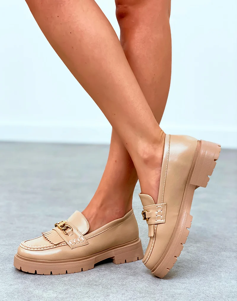 Mocassins beige à détail dorée et semelle épaisse crantée