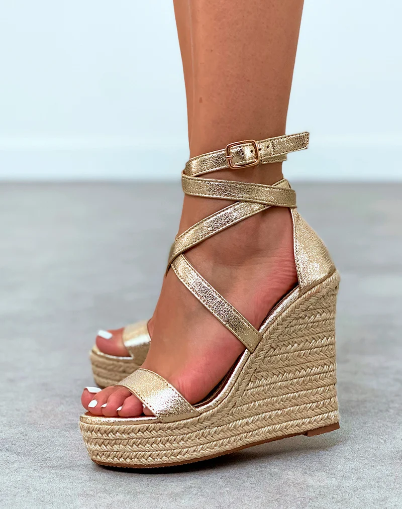 Sandales dorées à talons compensés avec bride avant