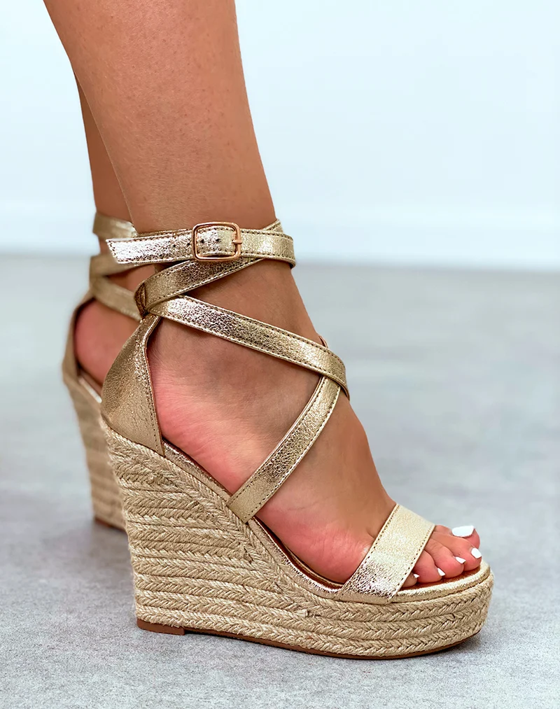 Sandales dorées à talons compensés avec bride avant