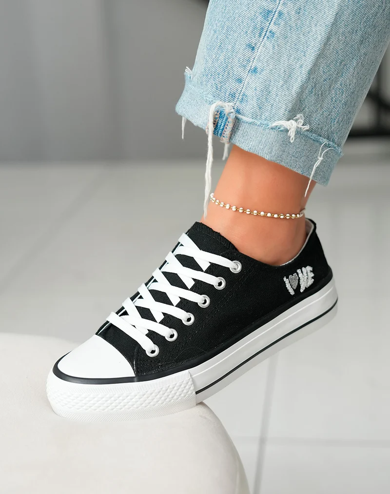 Basket basses noires et blanches à détail love