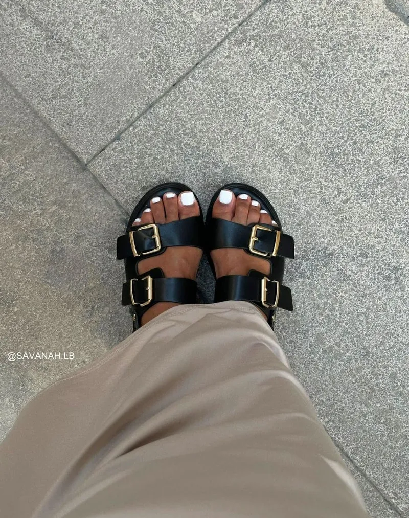 Sandales femme noires à semelle épaisse et détails dorés