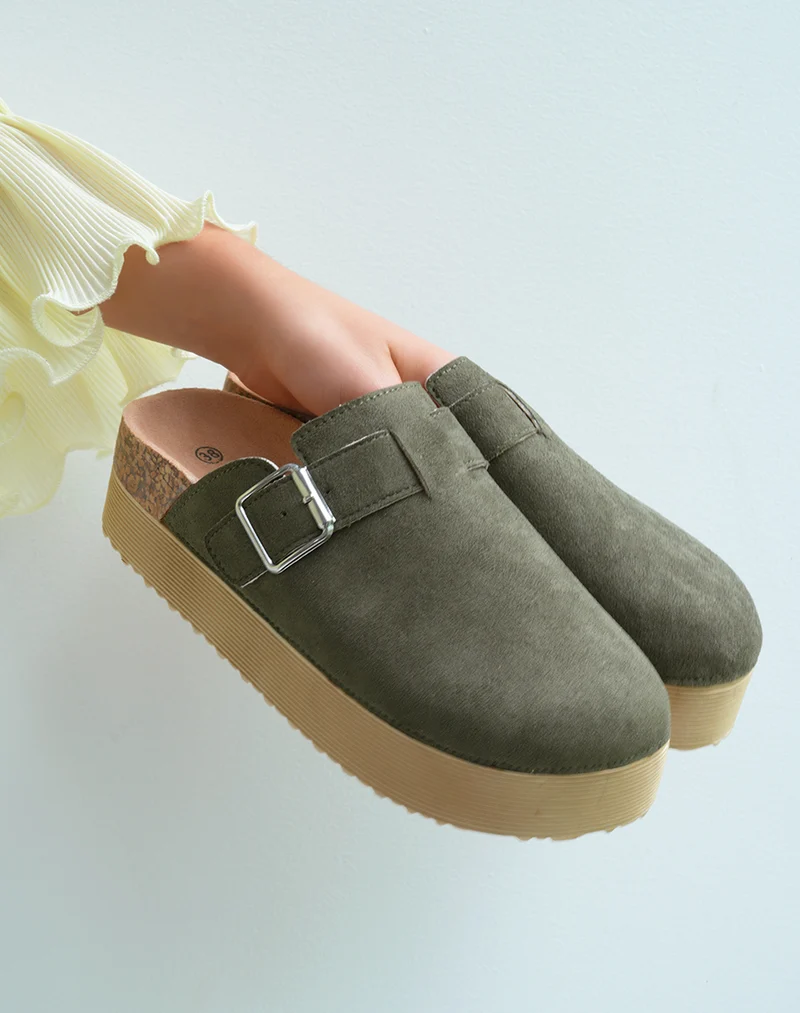 Mules fermées femme en suédine kaki avec plateforme épaisse élégantes et confortables