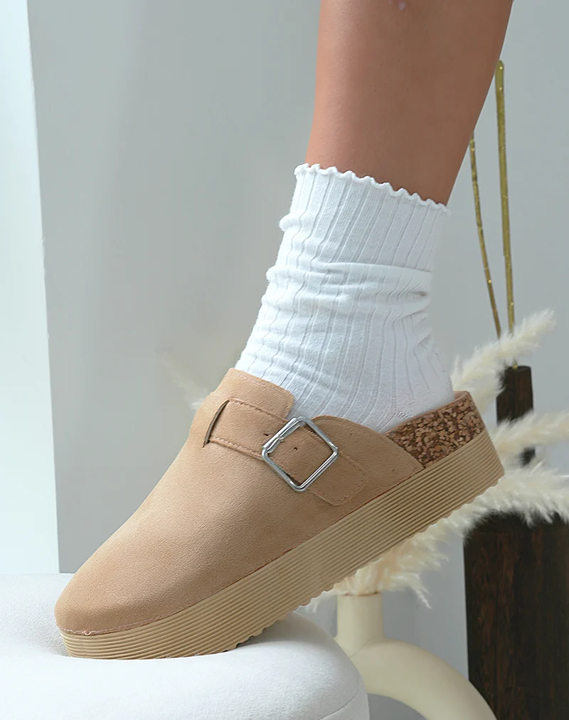 Mules fermées femme en suédine beige avec plateforme épaisse élégantes et confortables